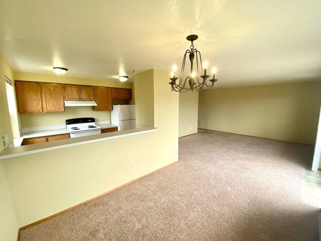 Building Photo - Conveniently Located 2 Bedroom