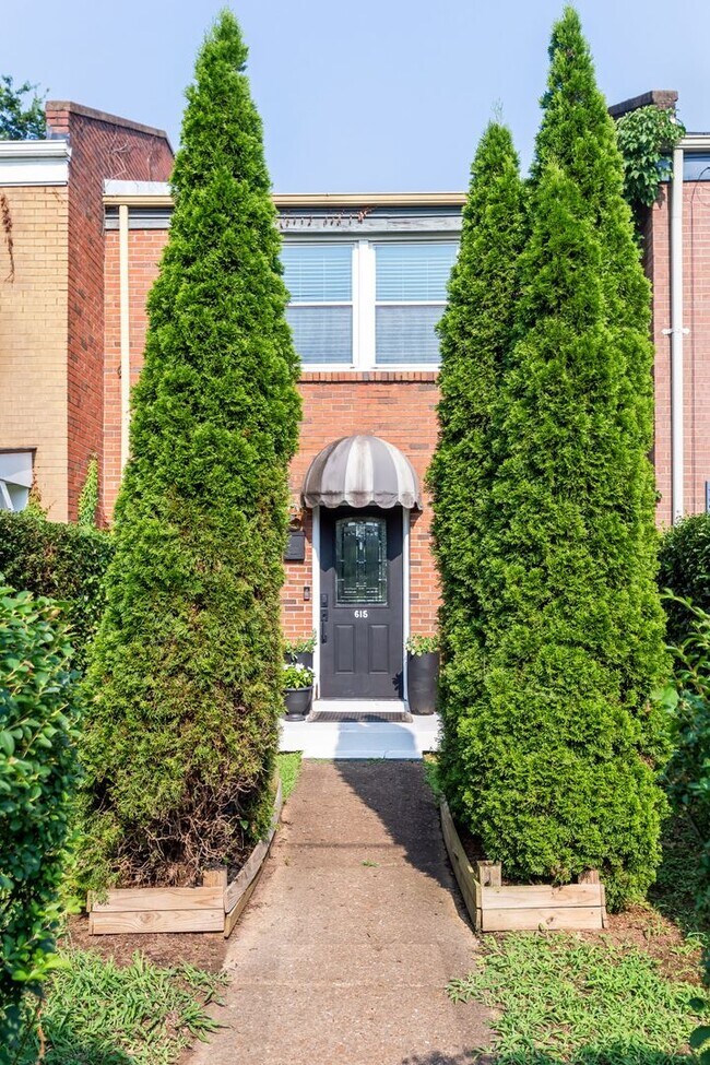 Building Photo - Bright East Nashville Townhome!
