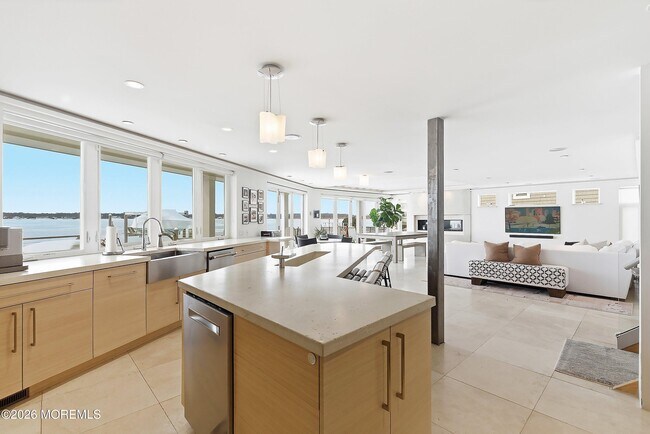 Building Photo - 7 Circle Dr