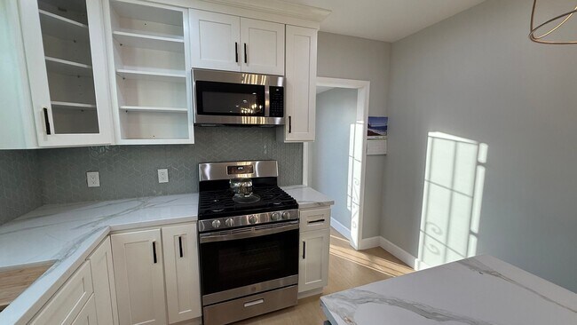 Building Photo - EPIC REA: Charming 2 Bed/ 1 Bath Home in O...