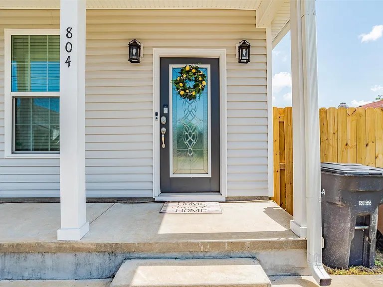 Building Photo - 804 W Belmont St