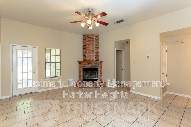 Building Photo - 800 Silver Creek Dr