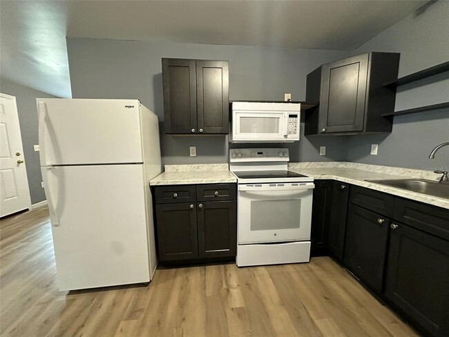 Building Photo - 655 NE Waldo Rd