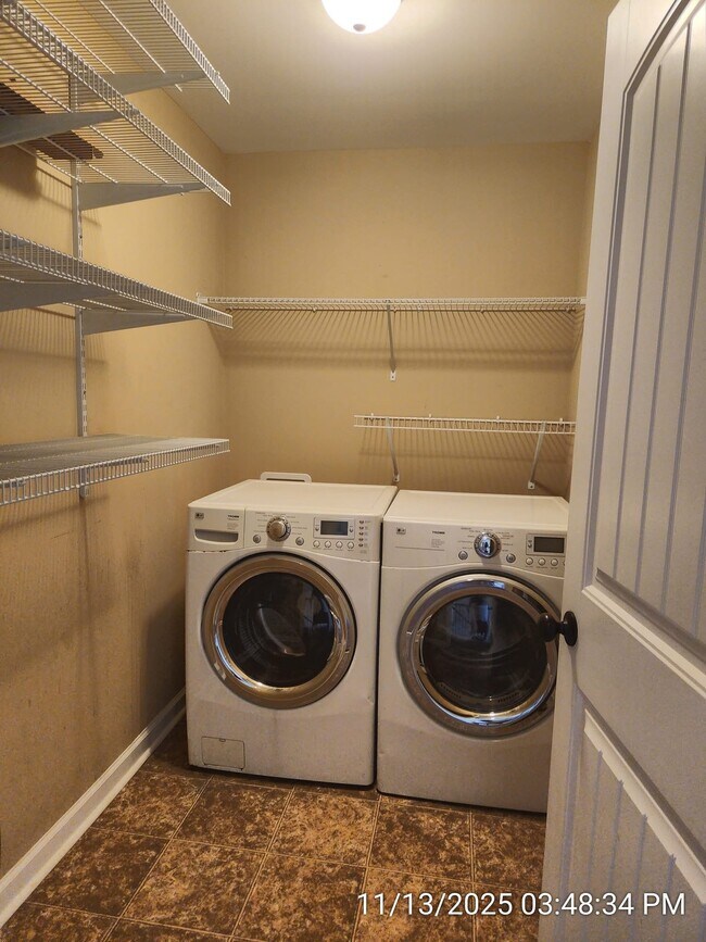 Building Photo - 641 Red Oak Ln