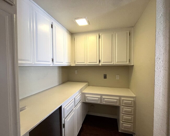 Building Photo - Spacious End Unit Home with 2 Master Suite...