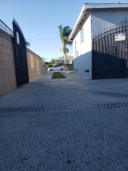 Building Photo - 930 W 130th St