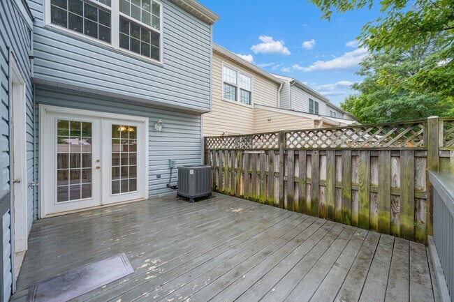 Building Photo - 411 Old Oak Pl