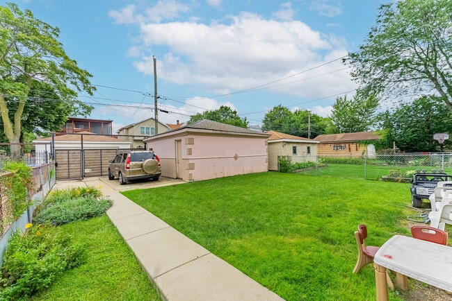 Building Photo - 4730 W Warwick Ave