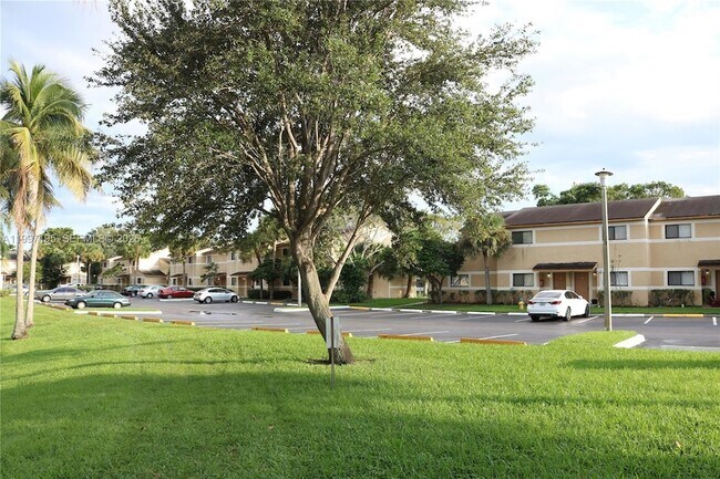 Building Photo - 9491 Palm Cir S