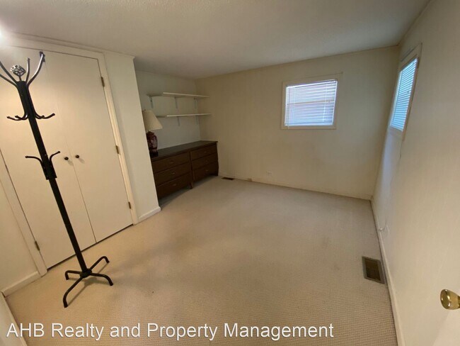 Building Photo - 3 br, 1.5 bath House - 407 Roma Rd.