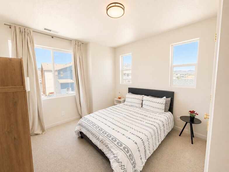 Building Photo - 3069 N Stardew St