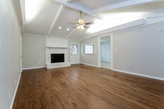 Building Photo - 214 Star Cir