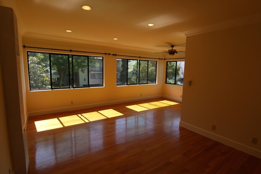 Building Photo - 600 N Sweetzer Ave