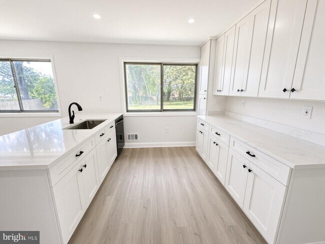 Building Photo - 4904 Shopton Dr