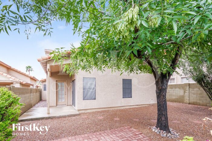 Building Photo - 1622 E Villa Theresa Dr
