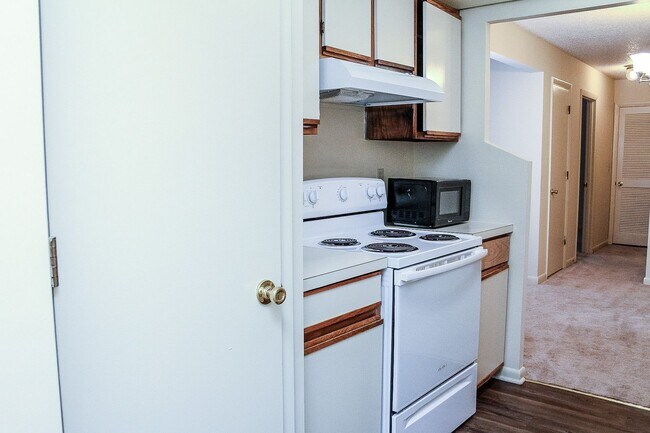 Building Photo - One Bedroom with a Den at Turtle Creek!