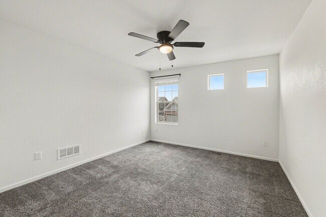 Building Photo - Stunning 4bed/3bath Oakwood Model Home in Erie