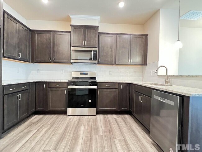 Building Photo - 3 Bedroom 2.5 Double Garage Townhome for Rent