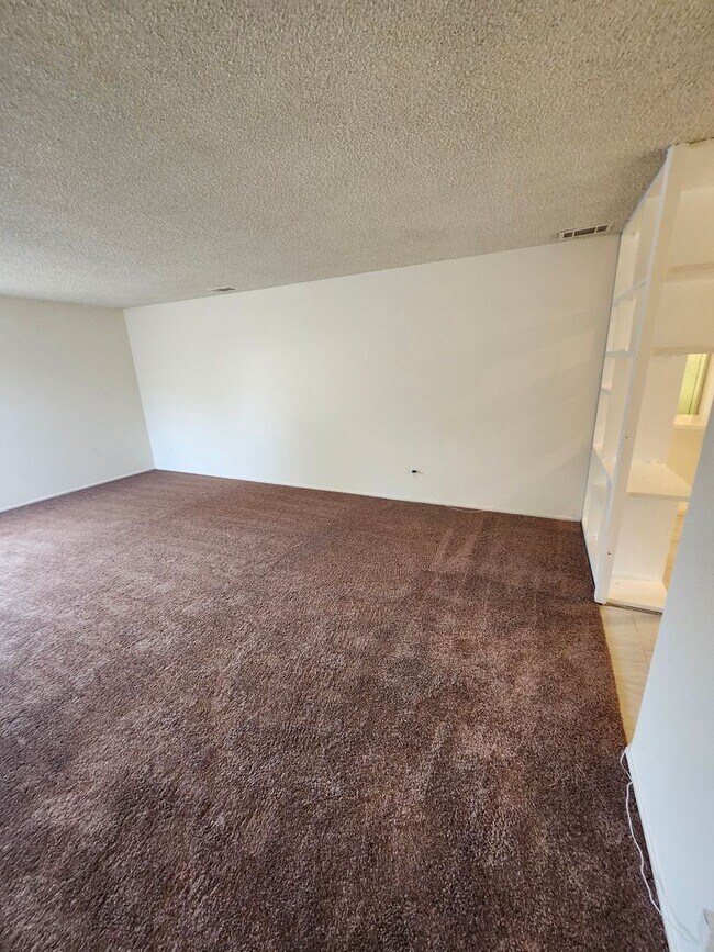 Building Photo - Newly Renovated! Spacious 4-Bed, 2-Bath Ho...