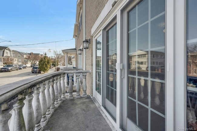 Building Photo - 6 Pell Pl