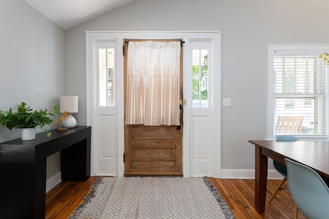 Building Photo - Beautifully Updated House - Awesome Montford Location