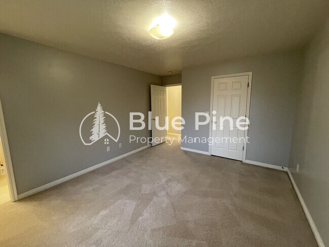 Building Photo - 3863 Ridgeview Cir