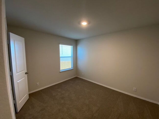Building Photo - NEWER ONE STORY | 3 BEDROOM | 2 BATH | WHI...