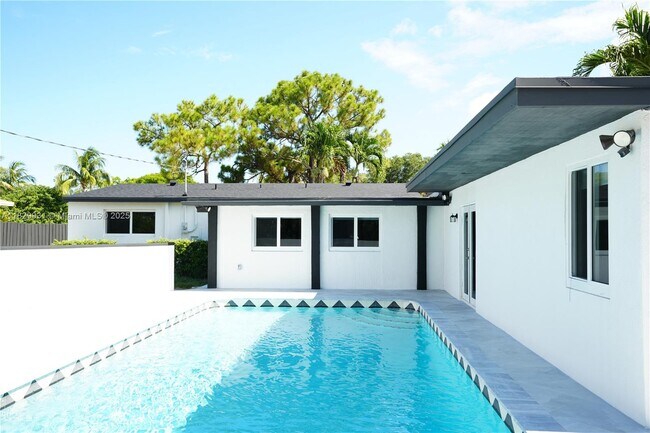 Building Photo - 2573 Conroy Dr