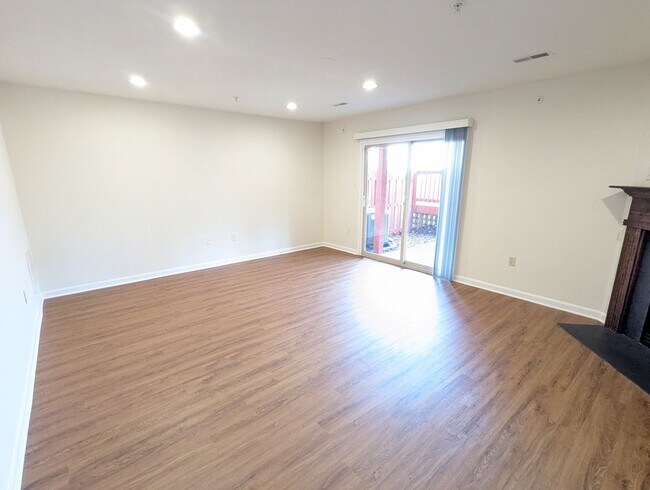 Building Photo - Renovated Townhouse in Frederick ready for...
