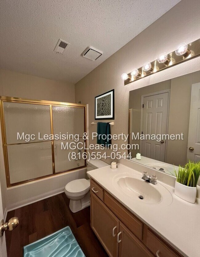 Building Photo - Charming Updated Living Near Historic Downtown Lee’s Summit!