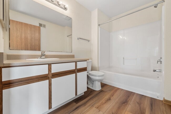 Building Photo - Condo Style Upper 2 bedroom 2 bathroom Apartment Available