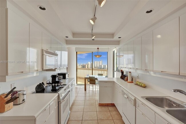 Building Photo - 2000 Island Blvd