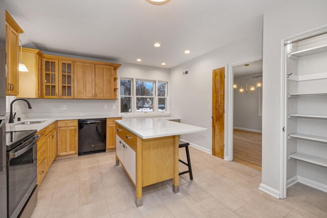 Building Photo - 5873 N Santa Monica Blvd