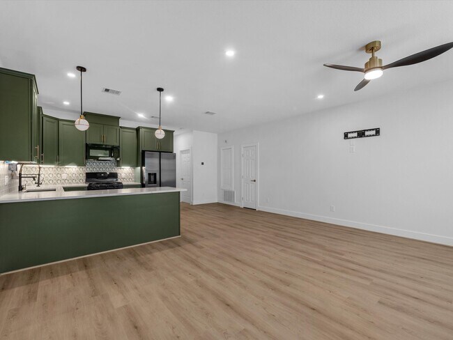 Building Photo - 900 Lucky St