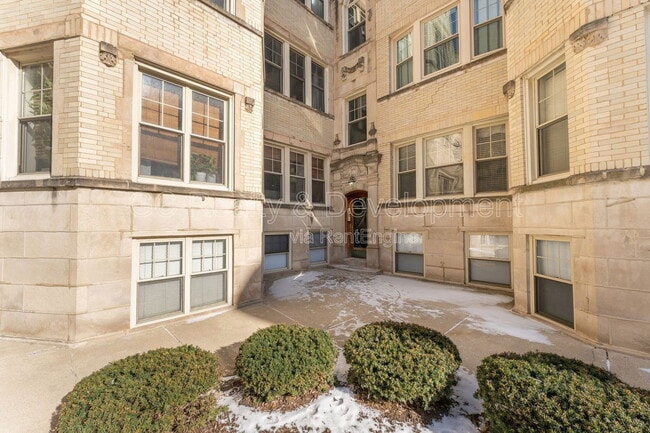 Building Photo - 816 W Sunnyside Ave