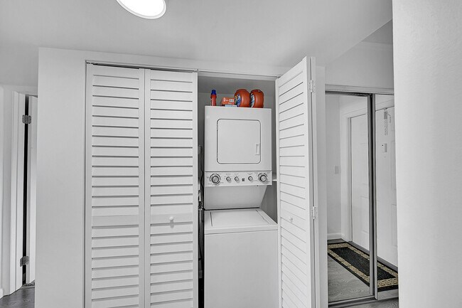 Building Photo - 2920 SW 22nd Ave