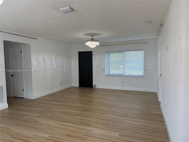 Building Photo - 1040 SW 30th Ave