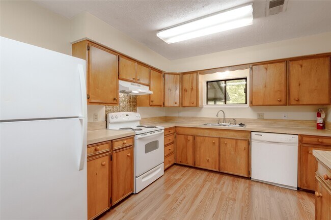 Building Photo - 138 Summer Pl
