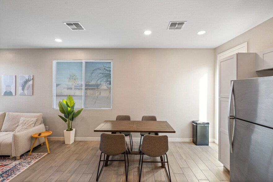 Building Photo - 6606 W Paradise Ln