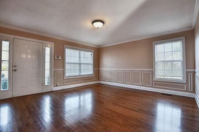 Building Photo - Pet Friendly Three Bedroom with Bonus!