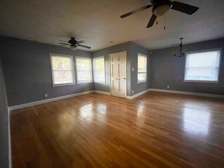 Entry/Living - 3723 61st St