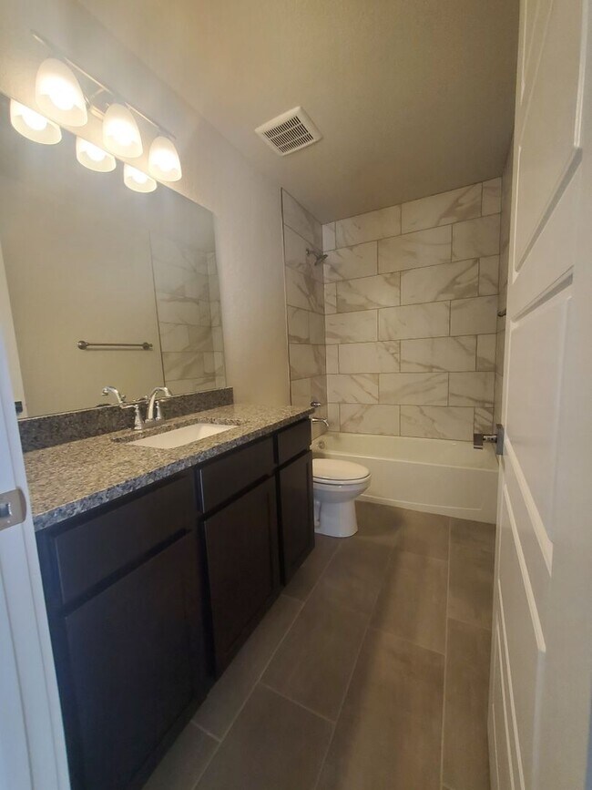 Building Photo - Updated and Very Spacious 3 Bedroom Townho...