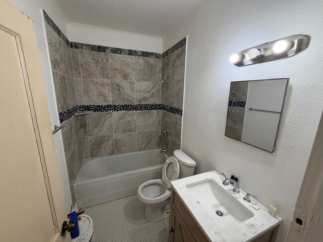 Building Photo - Cute 3 Bedroom Home Off Youree