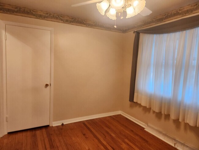 Building Photo - Very Nice- furnished 3-BR