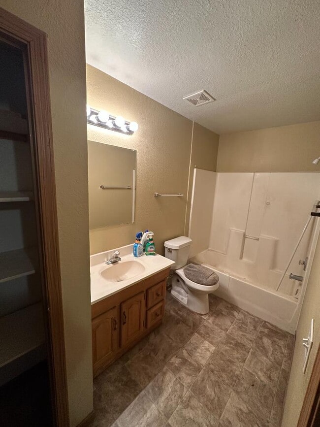 Building Photo - 103 S Woods Ct