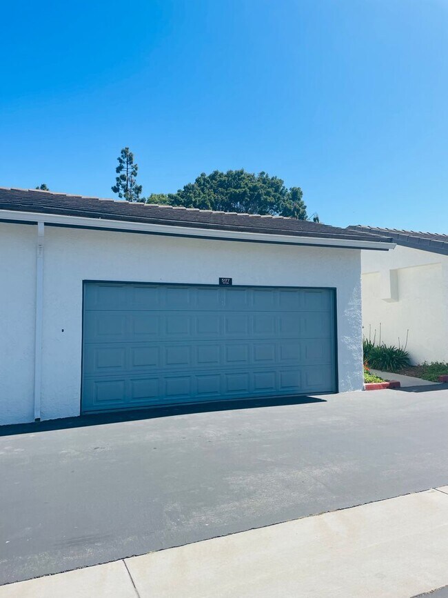 Building Photo - Spacious 2-bedroom, 2-bathroom condo featu...