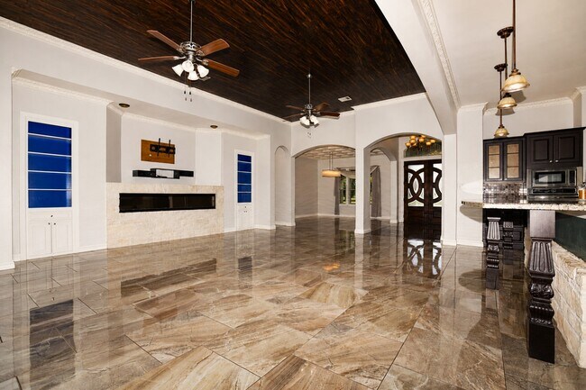 Building Photo - 527 Lily Ln