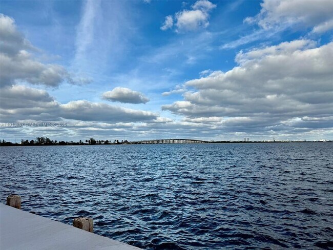 Building Photo - 555 NE 30th St