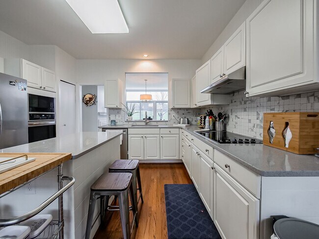 Building Photo - AVAILABLE NOW! Sun-Filled 3-Bed, 2.5-Bath Home with Golf Course Views in Bloomfield Hills