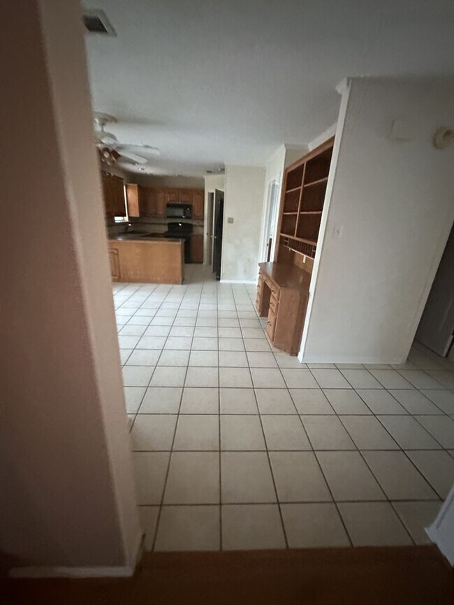 Building Photo - AVAILABLE NOW!!